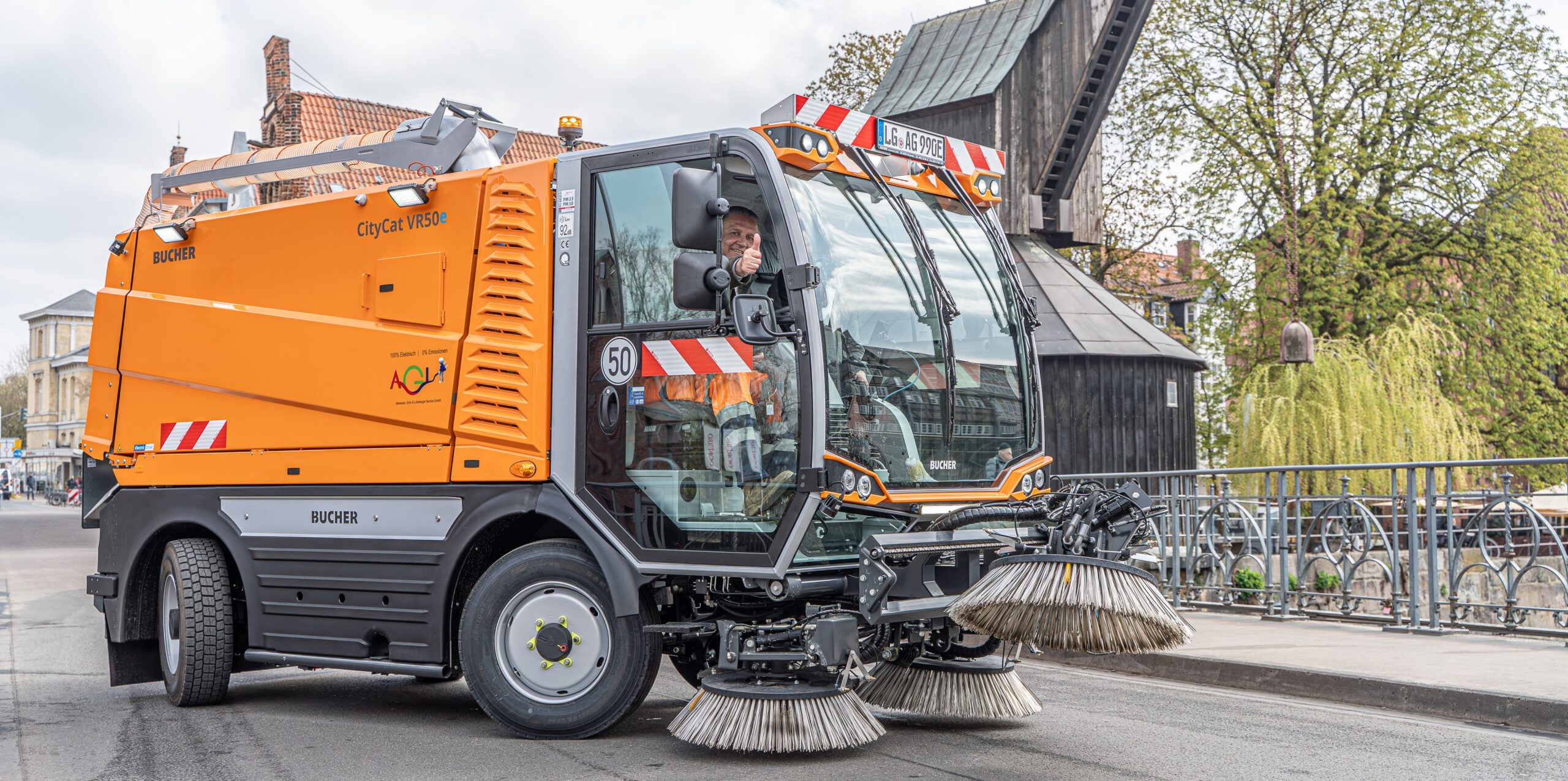 Du betrachtest gerade E-Kehrmaschine & LKW klimaneutral in Betrieb